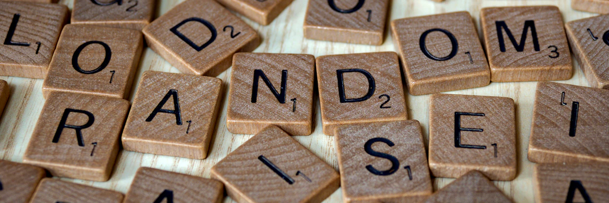 Peças de letras espalhadas sobre uma superfície